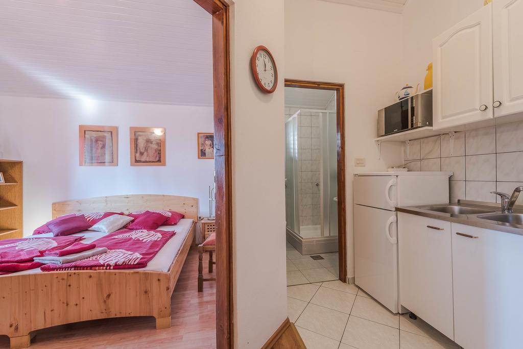 Apartments Eva Sukošan エクステリア 写真